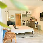 Rez De Jardin Dans Avec Piscine