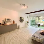 Rez De Jardin Dans Avec Piscine Appartement