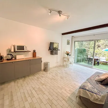 Rez De Jardin Dans Avec Piscine Lägenhet